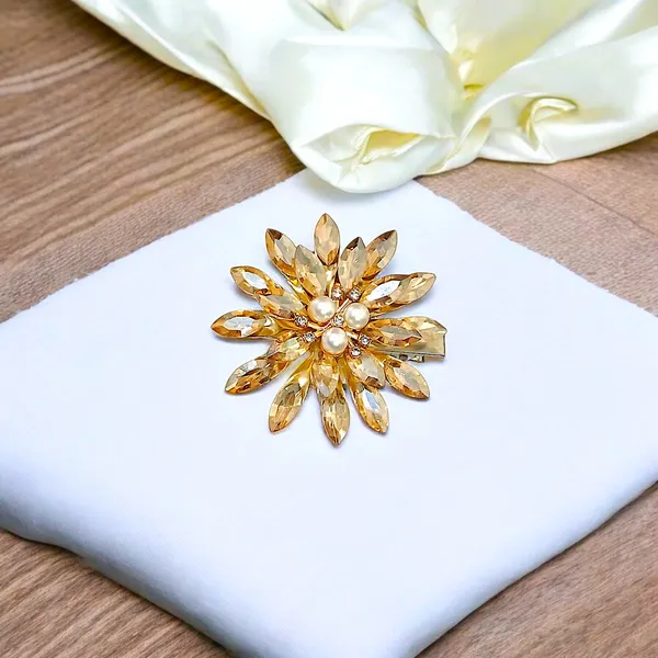 Eye-Shaped_Crystal_Flower_Hair_Clip_with_3_Pearl_Beads_Center_and_Secure_Back_Clip_Elegant_Hair_Accessory