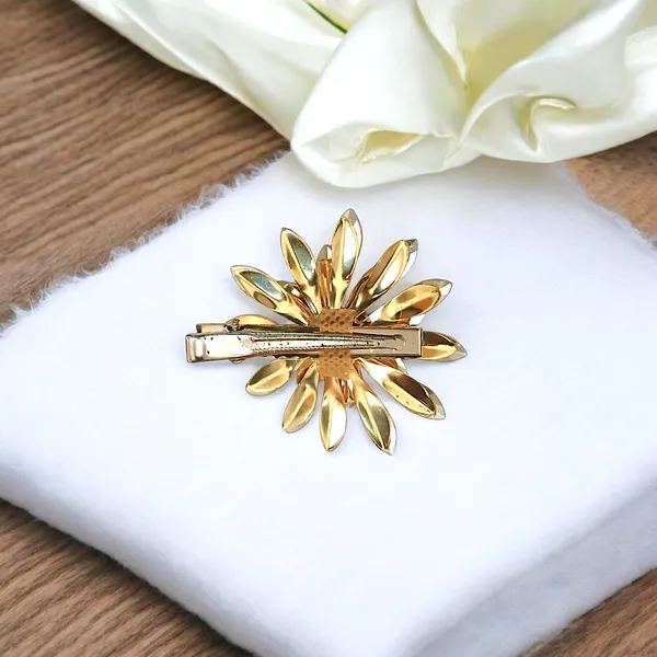 Eye-Shaped_Crystal_Flower_Hair_Clip_with_3_Pearl_Beads_Center_and_Secure_Back_Clip_Elegant_Hair_Accessory