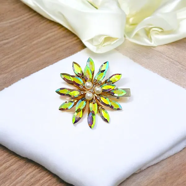 Eye-Shaped_Crystal_Flower_Hair_Clip_with_3_Pearl_Beads_Center_and_Secure_Back_Clip_Elegant_Hair_Accessory
