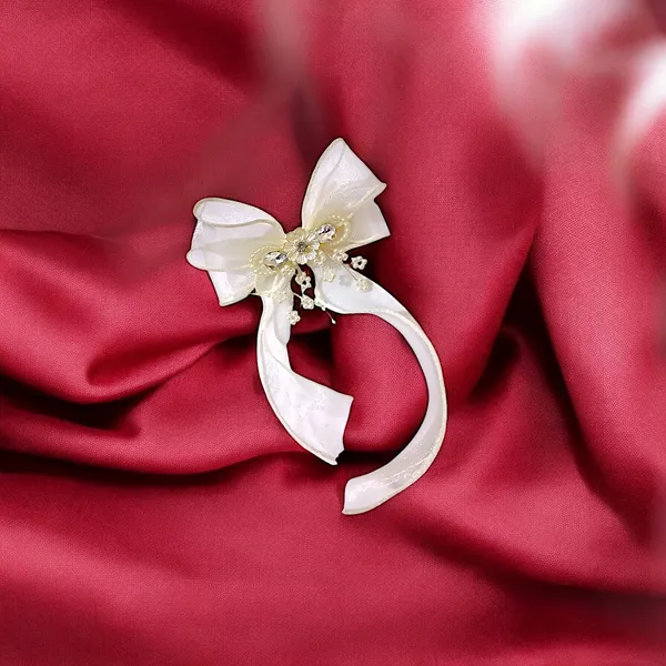 Glamorous_Touch:_Cream_Bow_with_Sparkling_Crystals.