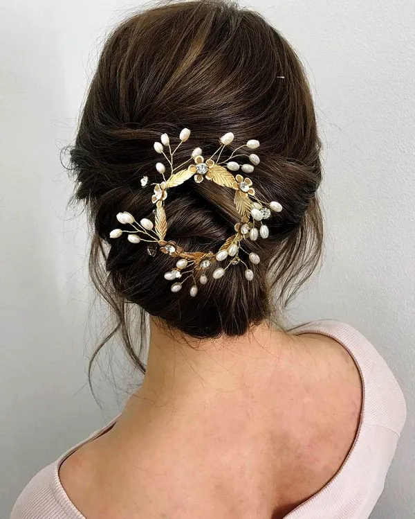 Gold_&_White_Metal_Flower_With_Leaves,_Stones_And_Peals_Bridal_Hair_Claw_Pin_For_Women_&_Girls