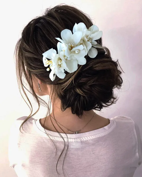 White_Floral_Shaped_With_Pearl_&_Stone_Hairpin_Accessories_For_Women_&_Girls_(14_X_8_X_1_Cm)