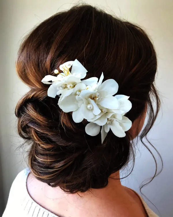 White_Floral_Shaped_With_Pearl_&_Stone_Hairpin_Accessories_For_Women_&_Girls_(14_X_8_X_1_Cm)