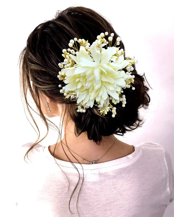 White_Floral_Design_With_Pearl_&_Stone_Gajra_Hair_Accessories_For_Women_&_Girls_(14_X_8_X_1_Cm)