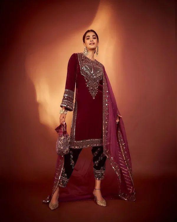 Adorable_Heavy_Velvet_Sequence_Mirror_Embroidery_Salwar_Suit_With_Dupatta