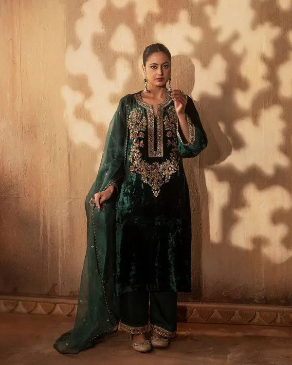 Green_Viscose_Velvet_Fully_Embroidered_Salwar_Suit_With_Duaptta