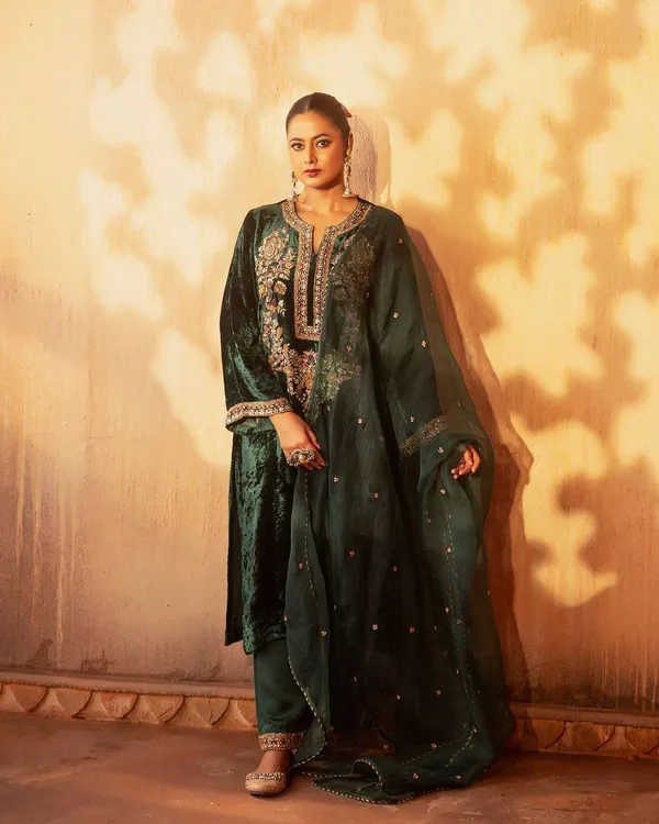 Green_Viscose_Velvet_Fully_Embroidered_Salwar_Suit_With_Duaptta