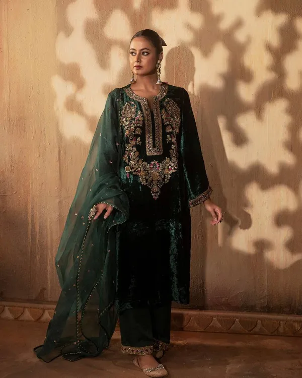 Green_Viscose_Velvet_Fully_Embroidered_Salwar_Suit_With_Duaptta