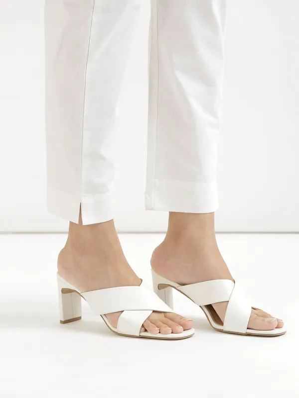 Urban_Chic_High-Waist_White_Trouser