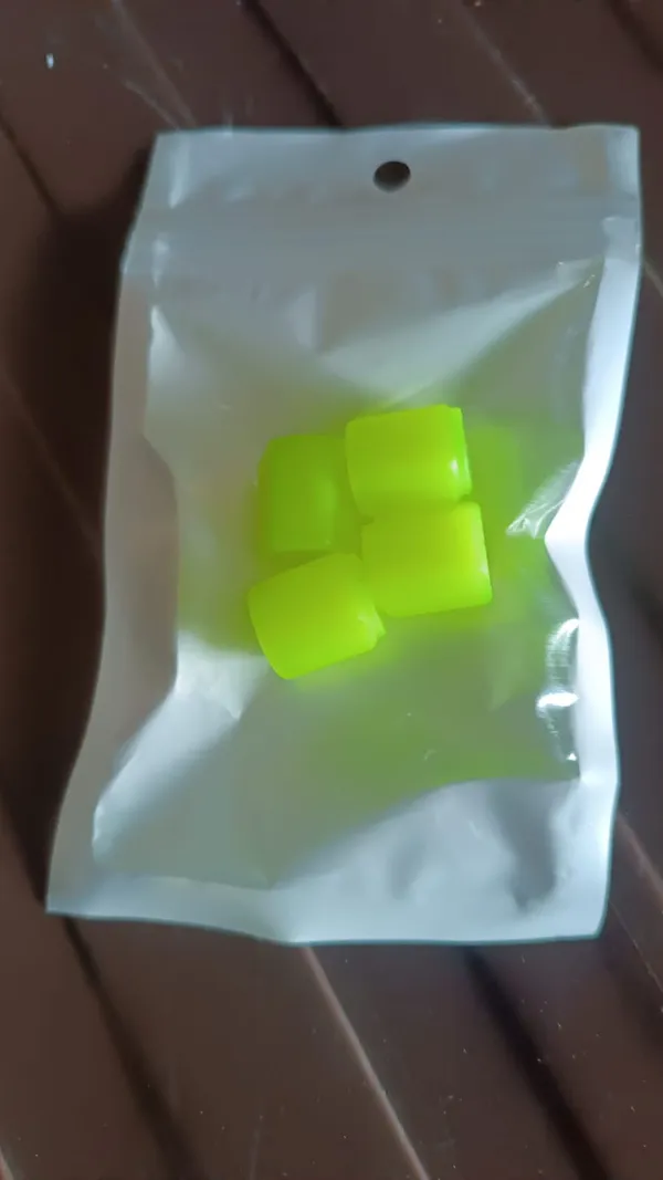 Fluorescent_Car_Tire_Valve_Caps,_Universal_Decoration_Accessories