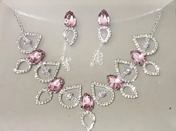 NEW_WOMEN_JEWELLERY_SET_WITH_EARRING