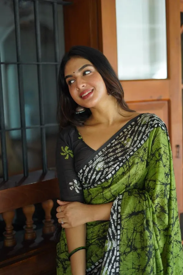 Green_Premium_Linen_Saree_For_Women