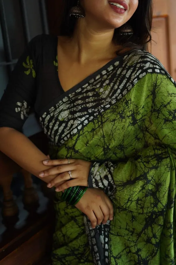 Green_Premium_Linen_Saree_For_Women