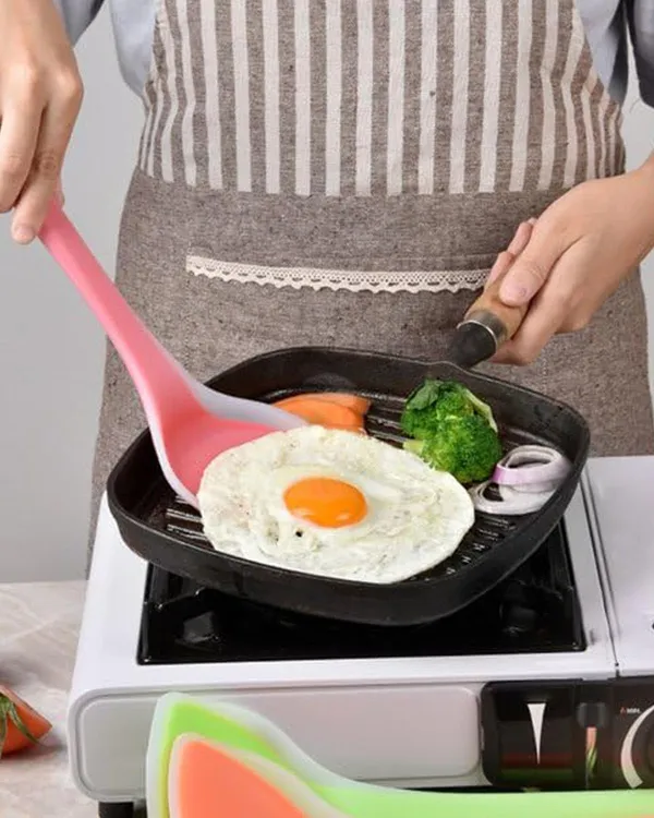 Silicone_Flexible_Wok_Spatula_for_Cookware_(Light_Pink)