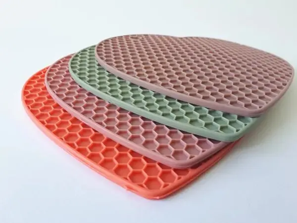 4_Piece_Non-Slip_Silicone_Trivet_Mats_(Brown)