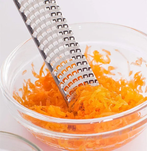 Stainless_Steel_Lemon_Long_Zester_And_Cheese_Grater_(Black)