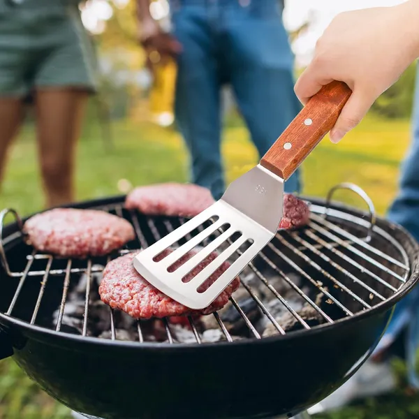 Stainless_Steel_Griddle_Slotted_Spatula_With_Wooden_Handle