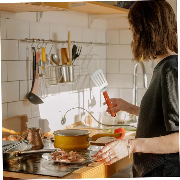 Stainless_Steel_Griddle_Slotted_Spatula_With_Wooden_Handle