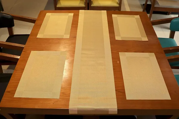 4_Woven_Vinyl_Placemats_With_1_Pcs_Table_Runner_Set