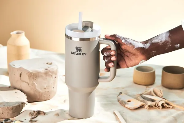 Stanley_Quencher_H2.0_FlowState_Stainless_Steel_Vacuum_Insulated_Tumbler_with_Lid_and_Straw_for_Water,_Iced_Tea_or_Coffee,_Smoothie_and_More,_Flint,_900ml