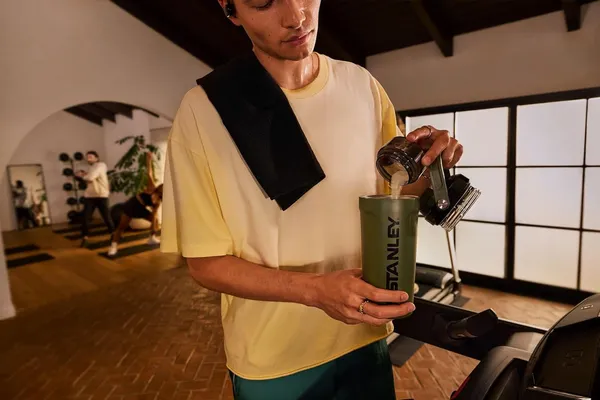 Stanley_Vitalize_Shaker_Bottle,_20oz_Black_|_Leakproof_Shaker_Bottle