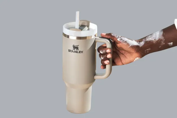 Stanley_Quencher_H2.0_FlowState_Stainless_Steel_Vacuum_Insulated_Tumbler_with_Lid_and_Straw_for_Water,_Iced_Tea_or_Coffee,_Smoothie_and_More,_Flint,_40_oz