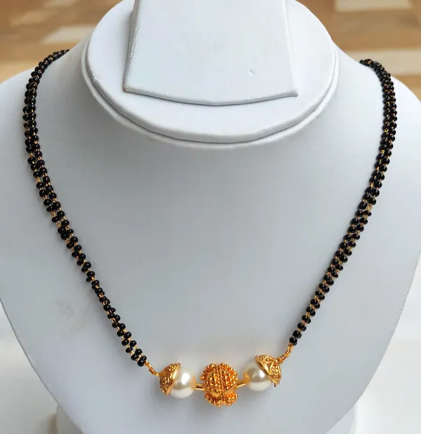 Black_Beads_Pretty_Chain_For_Women