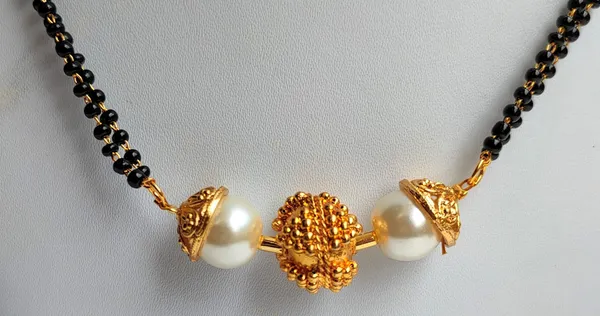 Black_Beads_Pretty_Chain_For_Women