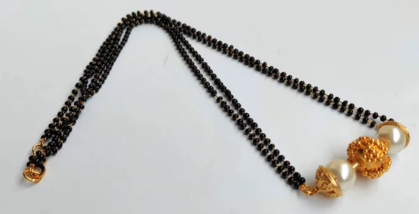 Black_Beads_Pretty_Chain_For_Women
