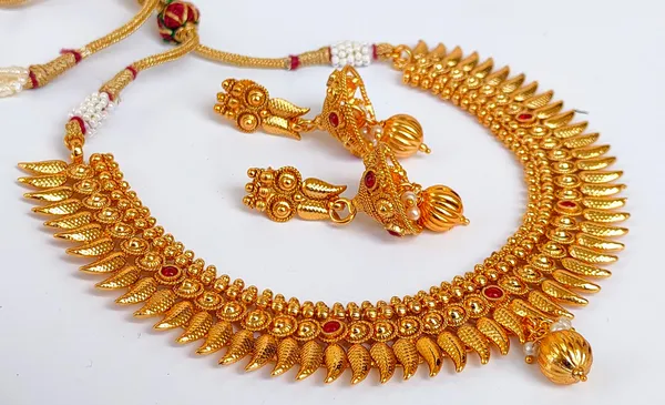 Golden_Alloy_Kemp_Metallic_Necklace_&_Earrings_Set_For_Women