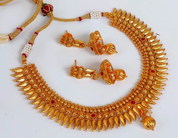 Golden_Alloy_Kemp_Metallic_Necklace_&_Earrings_Set_For_Women