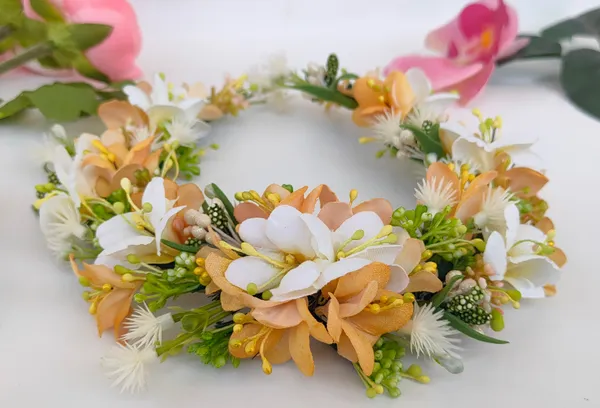 Gold_Artificial_Flower_Hair_Gajra_For_Women