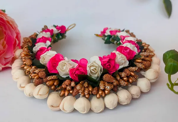 Pink_&_White_Artificial_Flower_Hair_Gajra