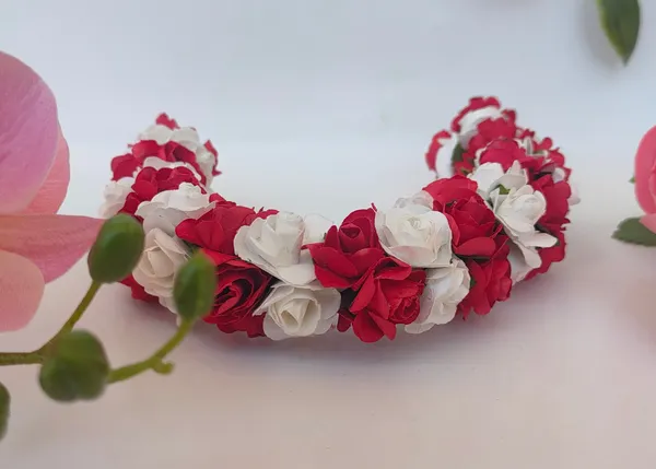Red_&_White_Artificial_Rose_Gajra