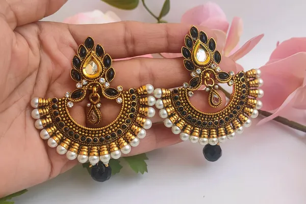 Black_Designer_Earrings_With_Modern_Finish