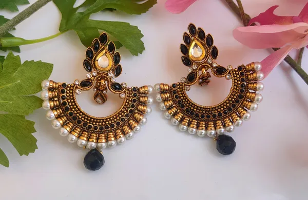 Black_Designer_Earrings_With_Modern_Finish