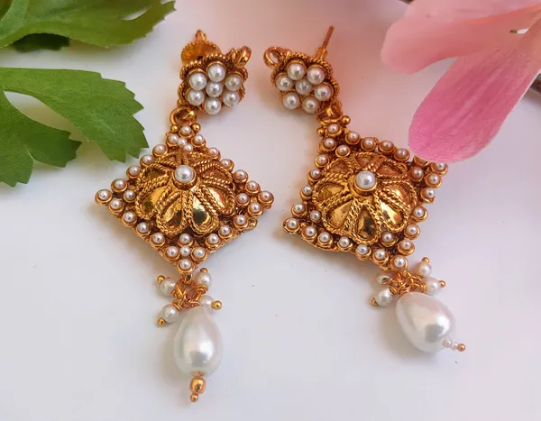 White_Charming_Stud_Earrings_For_Everyday_Elegance