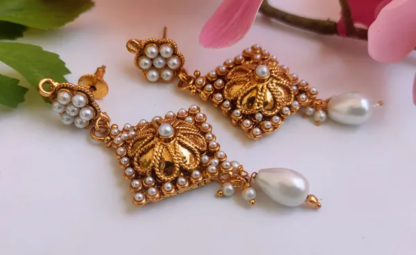 White_Charming_Stud_Earrings_For_Everyday_Elegance