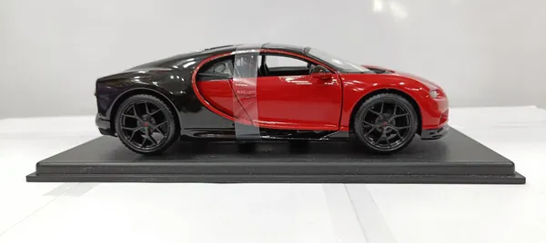 Red_&_Black_Metal_Maisto1.24_Bugatti_Chiron_Sport_Diecast_Toy_Cars