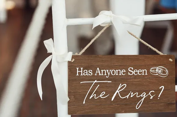 Brown_Ring_Bearer_Sign,Ring_Sign,Ring_Bearer_Wedding_Has_Anyone_Seen_The_Rings_Plaque_Sign_Wall_Hanging,Rustic_Wedding_Decor,Here_Comes_The_Bride_Sign_|_For_Wedding_12_X_6_Inches