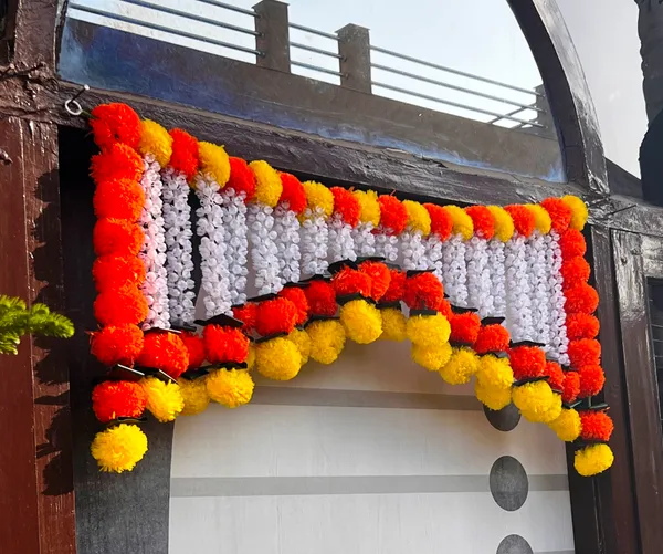 Yellow_&_Mango_Decorative_Artificial_Marigold_Bandanwar