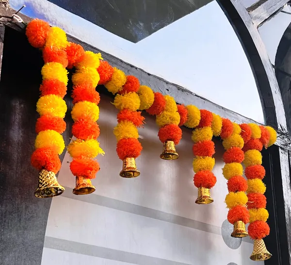 Yellow_&_Mango_Decorative_Artificial_Marigold_Bandanwar
