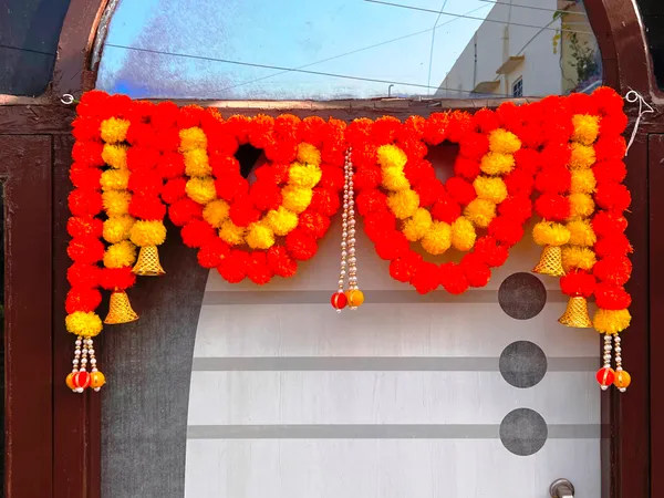 Yellow_&_Mango_Decorative_Artificial_Marigold_Bandanwar