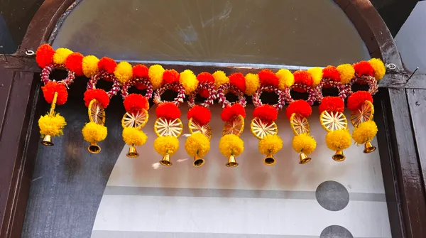 Yellow_&_Mango_Decorative_Artificial_Marigold_Bandanwar