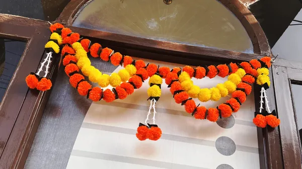 Yellow_&_Mango_Decorative_Artificial_Marigold_Bandanwar