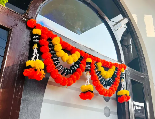 Yellow_&_Mango_Decorative_Artificial_Marigold_Bandanwar