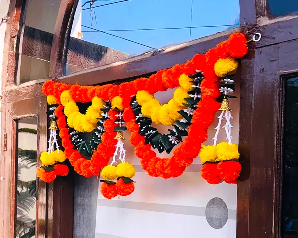Yellow_&_Mango_Decorative_Artificial_Marigold_Bandanwar