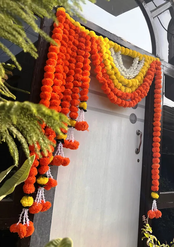 Yellow_&_Mango_Decorative_Artificial_Marigold_Bandanwar