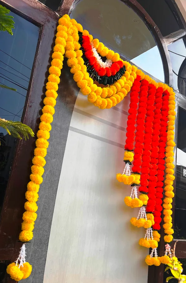 Yellow_&_Mango_Decorative_Artificial_Marigold_Bandanwar