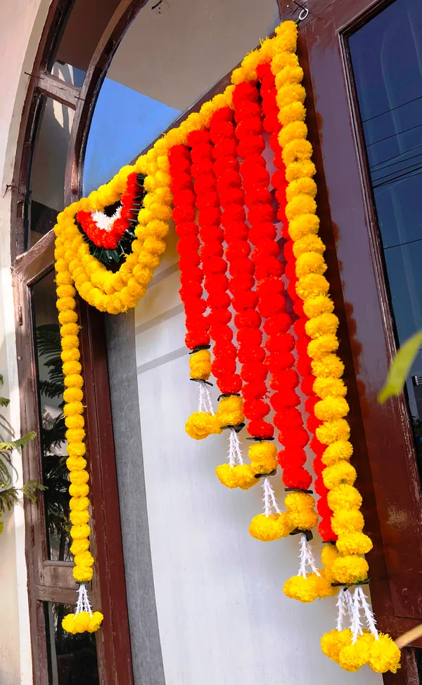 Yellow_&_Mango_Decorative_Artificial_Marigold_Bandanwar